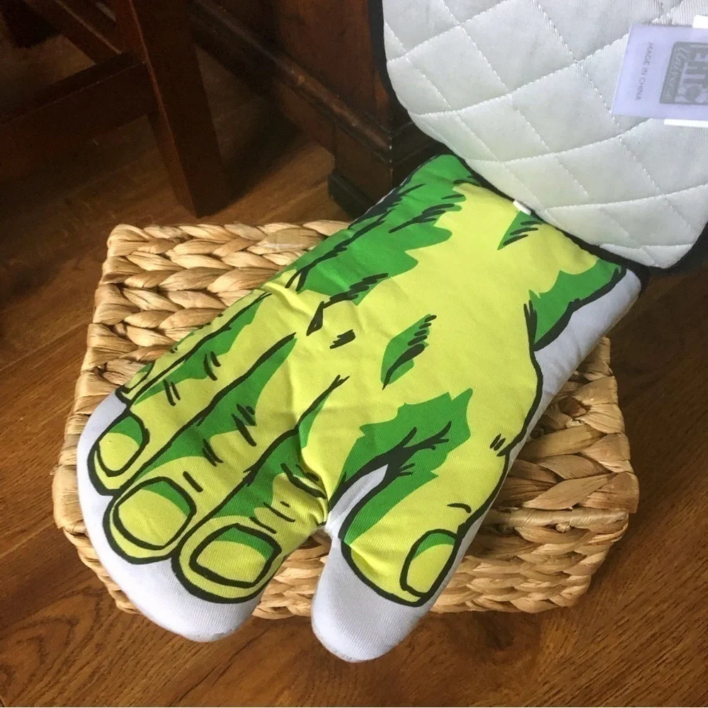 Marvel Universe Eat Holiday oven mitt and pot holder set.